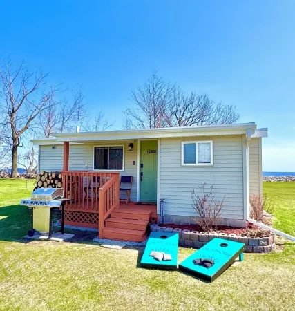 Oconto Waterfront Cabin/Ice Fishing/Dogs Welcome