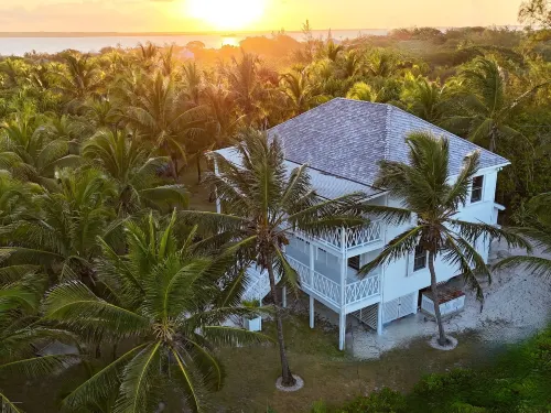 Hibiscus Hill Guest House - Elegant Garden Oasis, Pink Sand Bch 4 Bedroom Home