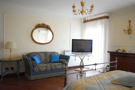 Spacious villa surrounded by greenery, ideal for groups(Numerous all inclusive services) Отели рядом с достопримечательностью «Parco della Musica»