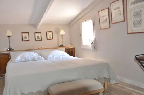 Charming farmhouse in the garrigue at Gordes. Hotel a Gordes