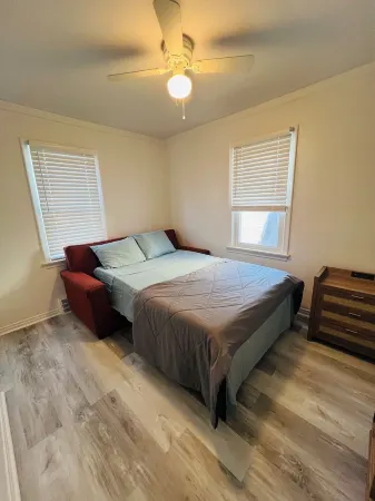 Charming and Spacious 3-bedroom House with WiFi, AC in nice Ferndale, MI