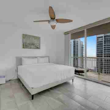 "Seaside Splendor: Luxurious Waterfront Penthouse with Panoramic View" Rooms