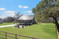 The MarCupial, Modern 2Br Near Round Top, Lake Somerville & Aggie Game Day!