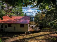 Cozy 2-bdrm, 3-season Adirondack cabin at tranquil Great Sacandaga Lake w/WiFi Hotels in Day