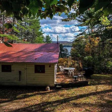 Cozy 2-bdrm, 3-season Adirondack cabin at tranquil Great Sacandaga Lake w/WiFi