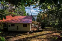 Cozy 2-bdrm, 3-season Adirondack cabin at tranquil Great Sacandaga Lake w/WiFi