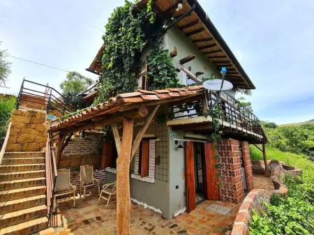 Casa Pájaro, birdwatching in native forest