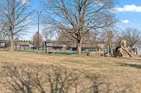 Easy Self Check-in 4BR Escape • Prime Walkable Location • Dining & Shops Nearby