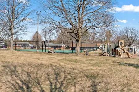 Easy Self Check-in 4BR Escape • Prime Walkable Location • Dining & Shops Nearby