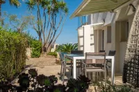 Vacation apartment with garden 5m from the water, ideal for families and water sports enthusiasts. Hotels in Giens