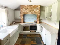 Leos Holiday Cottage - stylish cottage, sleeps 10. Pet friendly.