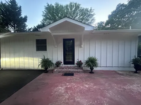 Cozy & Stylish 3 Bedroom Black and White Cottage. Perfect for Families & Groups!