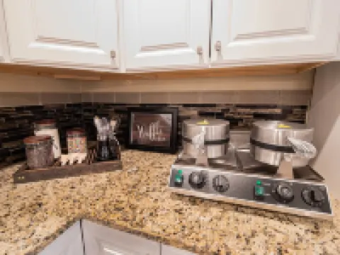 Mountain Fun w/Hot Tub, Game Areas, Huge Yard, Waffle Bar! Pet Friendly 卡馳納山莊酒店