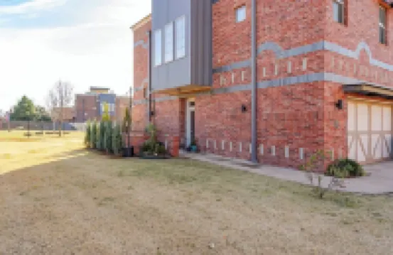 Elegant Townhome w/ Rooftop Jacuzzi & Private Gym - downtown Edmond