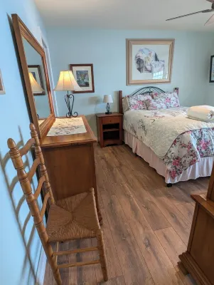 Charming 2-bedroom guest suite right on Keuka Lake with all the comforts of home