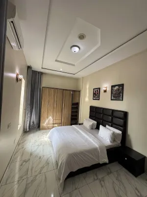 Spacious 4-bedroom fully detach duplex in Lekki with WiFi, 24/7 Electricity, Gym Hotels in Ibeju