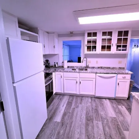 Cozy Ocean Breeze Retreat in a serene beach community in Groton, CT. Отели в г. Гротон