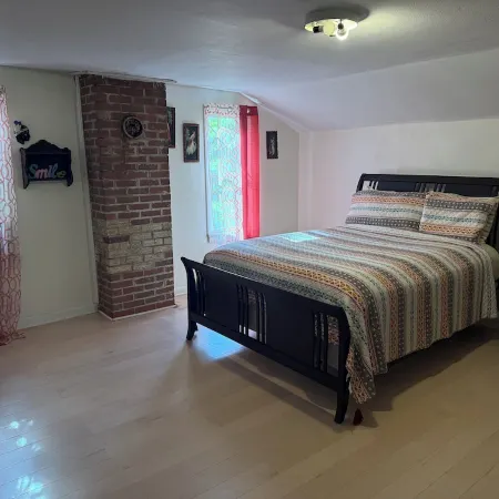 Charming 3-bedroom farmhouse with Hot Tub, WiFi and Fire Pit. Close to RRG