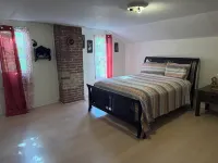 Charming 3-bedroom farmhouse with Hot Tub, WiFi and Fire Pit. Close to RRG