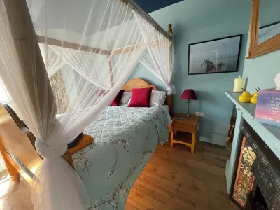 Old coastguard's station, cosy, romantic, cute ,victorian house.EV,Parking,Pet. Hotel in zona Wells Town Playing Field