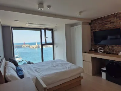 Private Beautiful Ocean Harbor next to Dodu beach in Jeju with AC, WiFi Hotels in 