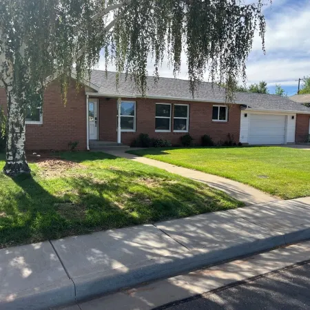 Refurnished and spacious 4 bedroom house, Sleeps 8!