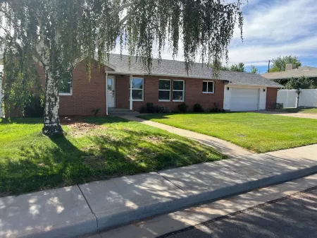 Refurnished and spacious 4 bedroom house, Sleeps 8!