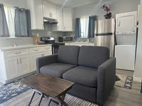 Charming Stand Alone Guest House in Burbank Close to Universal Studios