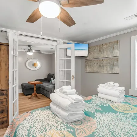 Sleeps 10 peaceful bungalow in Pawleys Island just minutes from the BEACH!