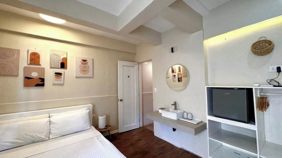 Cozy BEACHFRONT apartment in lovely Bulabog Beach, Boracay with WiFi, AC,NETFLIX