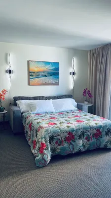 Waikiki 1Bd Condo with Free Parking Heated Pool Gym Central AC & Wifi