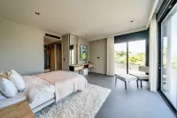 Mansion with elevator, housekeeper, breakfast