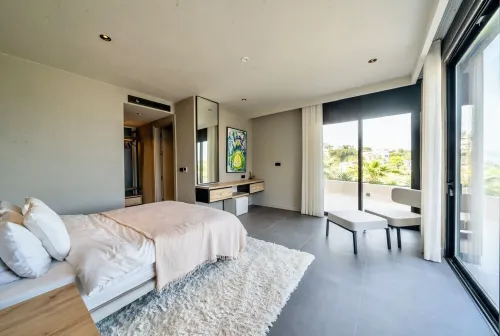 Mansion with elevator, housekeeper, breakfast