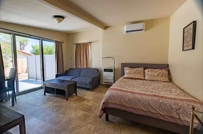 Palm Springs studio only 10 mins to downtown Hôtels à proximité de : Forever Marilyn