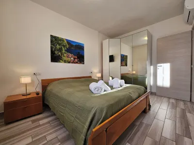 Cozy apartment in the heart of Loveno, near Lake Como. Các khách sạn gần Hồ Como