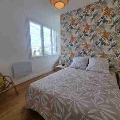 Waterfront 200m from beach Rooms