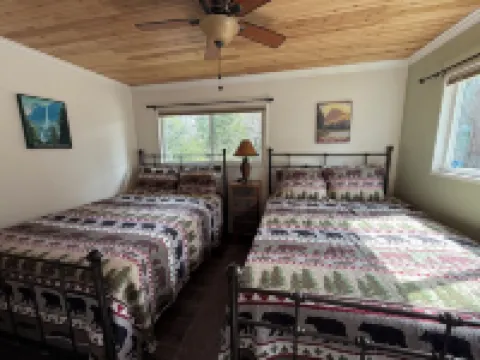 Cozy 3-bedroom cabin in tranquil Wishon at Bass Lake near Yosemite National Park