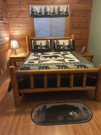 Cozy cabin with 2 Water Parks Three Bears & Yogi's. UTV, and Golf cart rentals! Отели в г. Уорренс