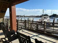 Waterfront and boardwalk 2-bedroom, 1- bath apartment in Historic Georgetown, SC