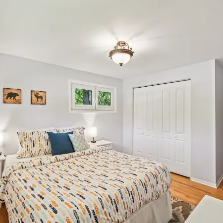 Cozy Pet & Family-friendly fully fenced beautiful  backyard
