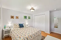 Cozy Pet & Family-friendly fully fenced beautiful  backyard