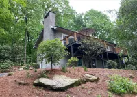 Luxury Retreat: 2 Master Bedrooms, in-Town Highlands, NC-Fireplace & Fiber Optic