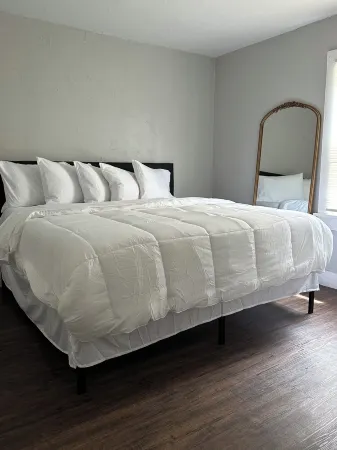 Modern 1-Bedroom Retreat Just Steps from Historic Route 66 with new appliances. Отели в г. Кастер