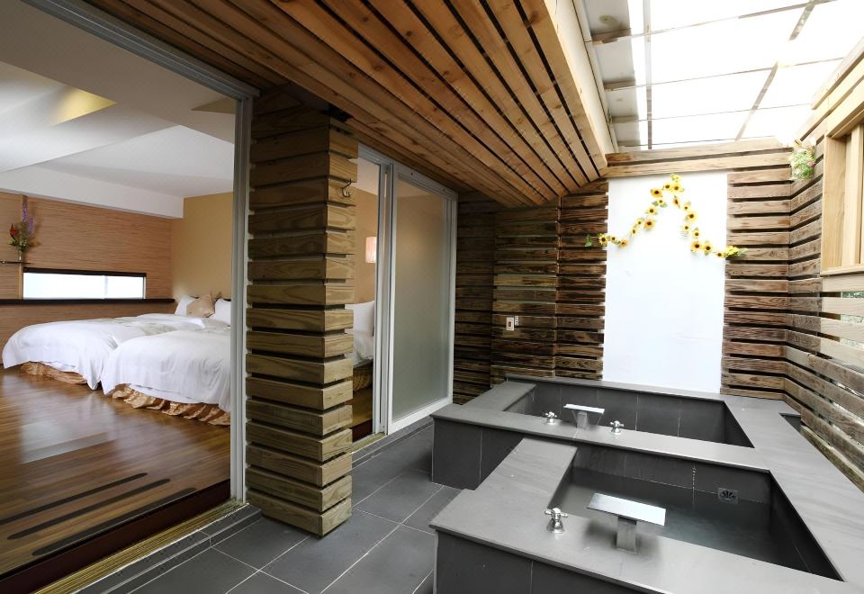 4. 핫스프링 월드 ..