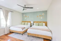 Cozy retreat with complimentary parking and arcade game room! Minutes to NYC