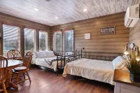 Ranch Cabin w/Hot Tub. Communal Sleeping 2 Queen + Full Trundle