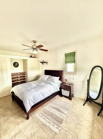 Stay at Jordan Valley Vineyards Barnhouse Отели рядом с достопримечательностью «The Watering Can Flower Market»