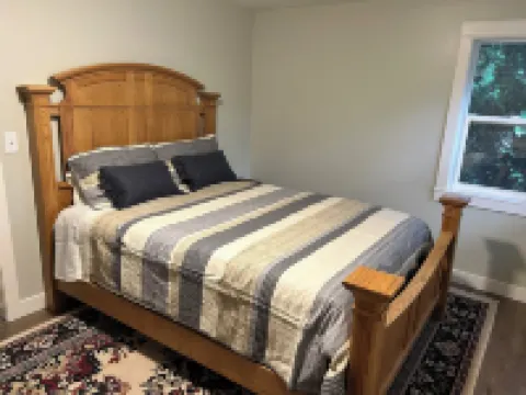 Charming 1-bedroom house in Chetek with WiFi, AC Hotels in Chetek