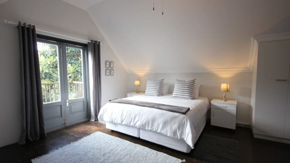 Artistic Loft Cottage. Central. Parking.