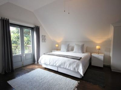 Artistic Loft Cottage. Central. Parking.